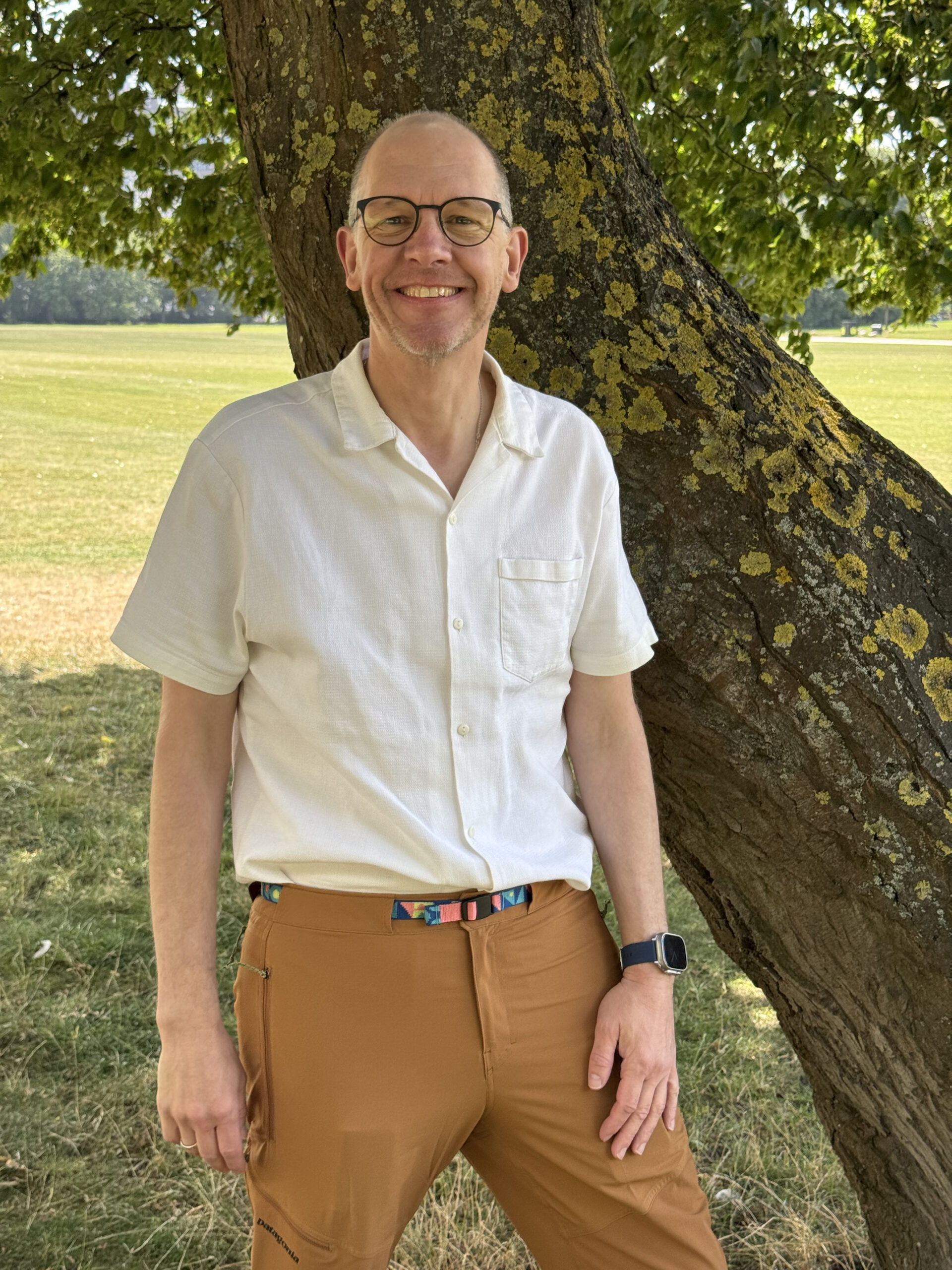 Peter Reismer foran træ